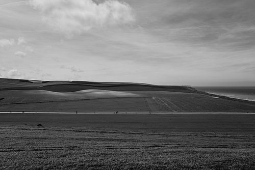 Het pad van Escalles naar de zee doorsnijdt het golvende noord Franse landschap van Joris Louwes