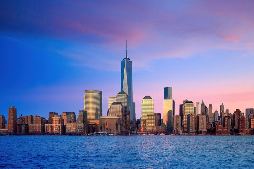 One World Trade bei Sonnenuntergang, New York City, USA von Aloke Design