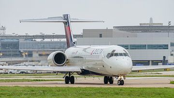 Taxiënde Delta Air Lines Boeing 717-200. van Jaap van den Berg
