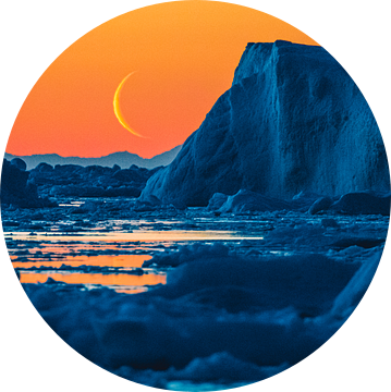 Opkomende maan boven ijsschots bij oranje zondersondergang van Martijn Smeets