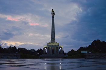 Slavín War Memorial tijdens zonsondergang