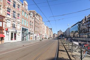 Rokin-Straße und -Kanal in Amsterdam an einem Werktag morgens nach dem Rat der niederländischen Regi