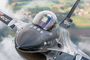 Gros plan : le Dark Falcon F-16 de Belgique.