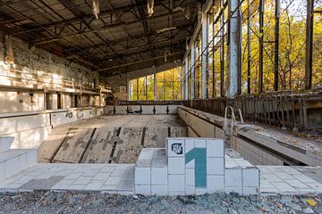 Startblock in Schwimmbad der Geisterstadt Prypjat bei Tschernobyl von Robert Ruidl