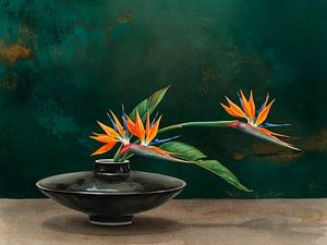 Exotisches Japandi-Stillleben: Paradiesvogelblumen auf Vase