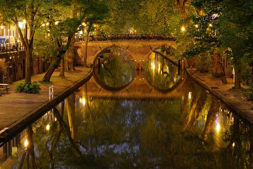 Oudegracht in Utrecht met Weesbrug van Donker Utrecht