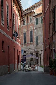 TYpisch italiaans straatje in Gavi, Piemont Italie