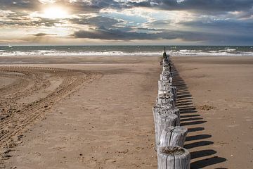 Het strand de zee en de houten palen in Cadzand-bad van Jolanda de Jong-Jansen