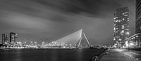 Avondfoto Erasmusbrug vanaf Kop van Zuid in zwart-wit van Mark De Rooij thumbnail