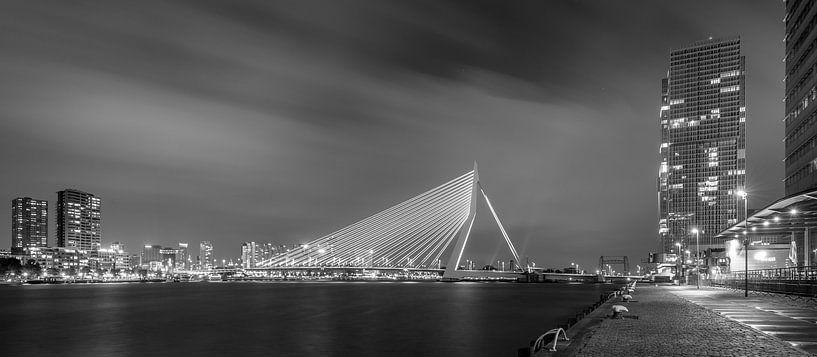 Avondfoto Erasmusbrug vanaf Kop van Zuid in zwart-wit van Mark De Rooij