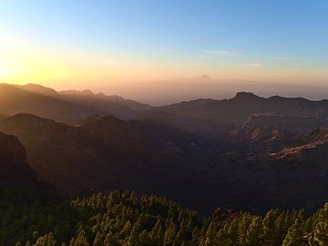 Zonsondergang boven de bergen van Gran Canaria van Timon Schneider