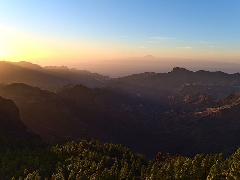 Coucher de soleil sur les montagnes de Gran Canaria par Timon Schneider