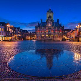 Stadhuis Delft na zonsondergang van Tom Roeleveld