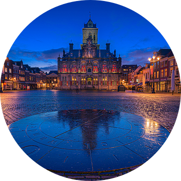 Stadhuis Delft na zonsondergang van Tom Roeleveld