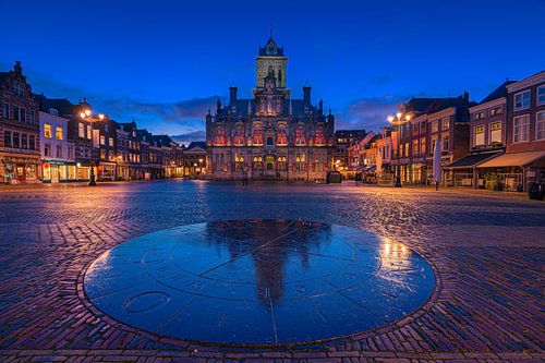 Rathaus Delft nach Sonnenuntergang von Tom Roeleveld