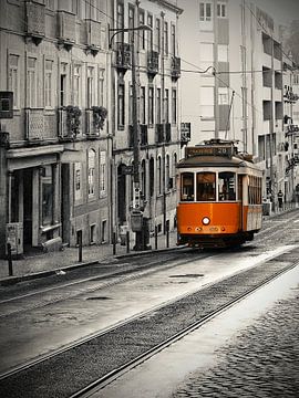 Lissabon - Lijn 28 - Tram in Colorkey van Carina Buchspies