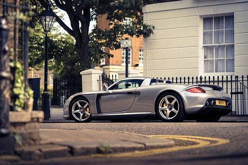 Zilvere supercar Porsche Carrera GT