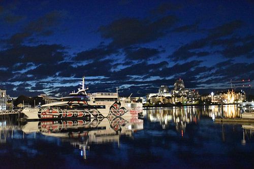 Der Hafen der Stadt Vitoria an einem Sommerabend