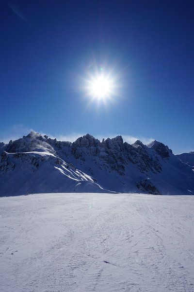 Sun on the ski slope in Axamer Lizum with the Kalkkögel in the background (Tirol, Austria) by Kelly Alblas