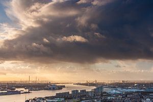 Mooie luchten boven Rotterdam van Ilya Korzelius