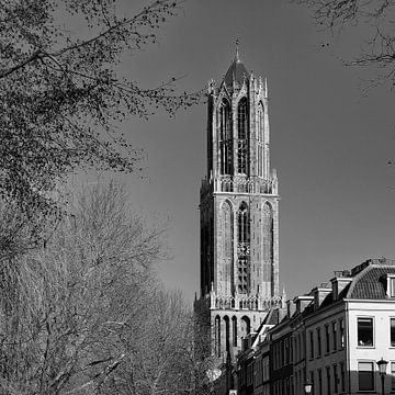 De Domtoren van Utrecht in zwartwit gezien vanaf de werf bij de Weesbrug