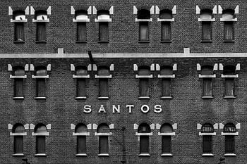 Ancien entrepôt en noir et blanc