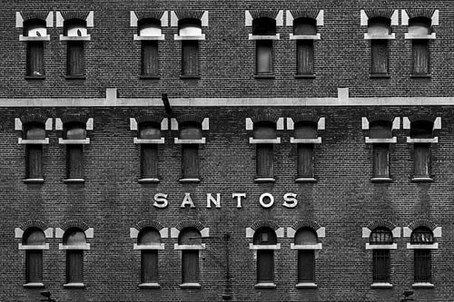 Oud pakhuis in zwart-wit