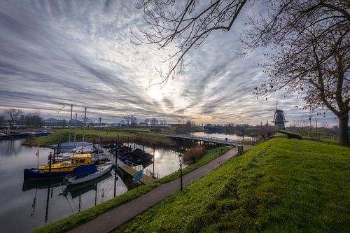 De haven en de oude molen Nooit Gedagt - Woudrichem (NL)