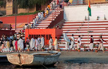 India: Ochtendceremonie aan de Ganges (Varanasi) van Maarten Verhees