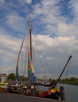Zeilboot met kleurrijke zeilen in de haven van Zierikzee van tiny brok