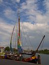 Zeilboot met kleurrijke zeilen in de haven van Zierikzee van tiny brok thumbnail