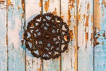 Vintage metalen cirkel met hartjes op hout van Lisette Rijkers