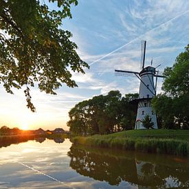 Coucher de soleil avec le moulin de Tholen sur Love Zeeland