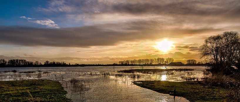 Sunset Rijn. van Joram Janssen