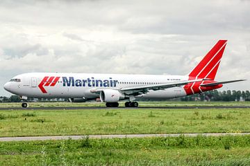 Vertrekkende Martinair Boeing 767-300. van Jaap van den Berg