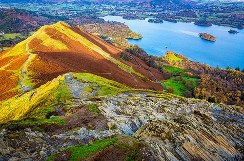 Wandelen over de bergtoppen in het Lake district, Groot Brittannië