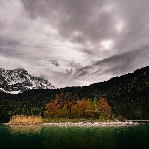 Panorama van de Eibsee, het eiland en het Wettersteingebergte
