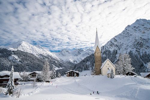 Frisch verschneites österreichisches Dorf