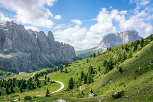Ein Bergweg, der sich durch den Gardena-Pass in den Dolomiten schlängelt