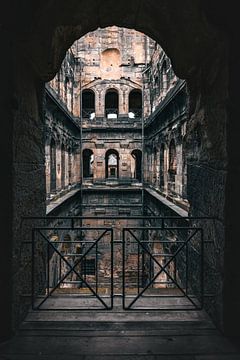 Interieur van de Porta Nigra door een boog van Laura Dijkslag