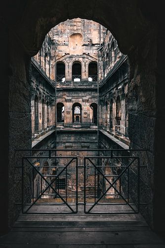 Interieur van de Porta Nigra door een boog