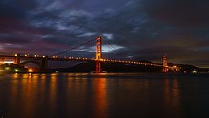 Golden Gate Bridge, fotografiert am Abend.