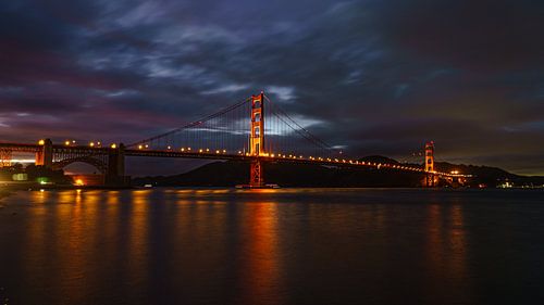 Golden Gate Bridge photographié le soir.