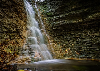 Une petite chute d'eau dans la vallée du Raut à Iéna en automne