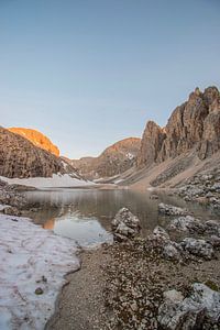 Lac de montagne au lever du soleil dans les Dolomites en Italie