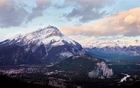 Cascadeberg boven Banff van Graham Forrester thumbnail