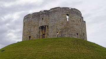 Clifford's Tower / York Castle is een ruïne van een kasteel in de Noord-Engelse stad York. van Babetts Bildergalerie