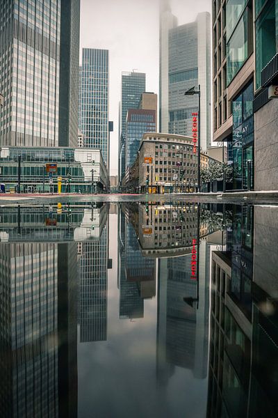 Fankfurt, reflet de la ligne d'horizon dans une flaque par Fotos by Jan Wehnert