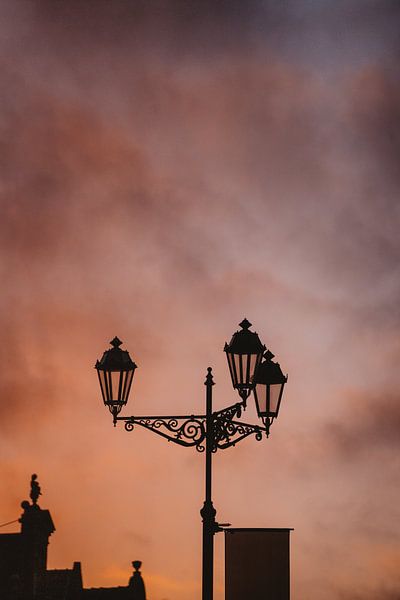Silhouette eines Laternenpfahls in Delft bei Sonnenuntergang von Robin van Steen