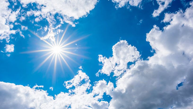 Bright sun on blue sky by Günter Albers